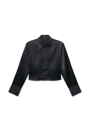 Schwarze, kurze Satinbluse mit langen Ärmeln, spitzem, perforiertem Kragen, perforierten Manschetten und durchgehender Knopfleiste.