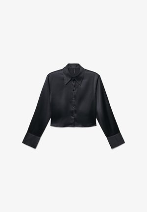 Schwarze, kurze Satinbluse mit langen Ärmeln, spitzem, perforiertem Kragen, perforierten Manschetten und durchgehender Knopfleiste.