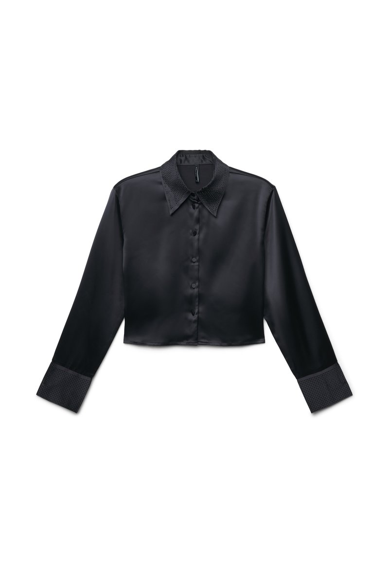 Schwarze, kurze Satinbluse mit langen Ärmeln, spitzem, perforiertem Kragen, perforierten Manschetten und durchgehender Knopfleiste.