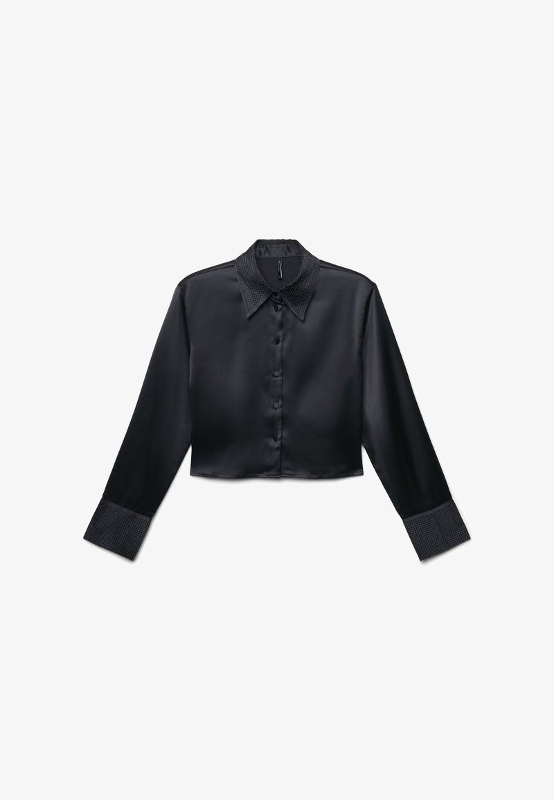 Schwarze, kurze Satinbluse mit langen Ärmeln, spitzem, perforiertem Kragen, perforierten Manschetten und durchgehender Knopfleiste.