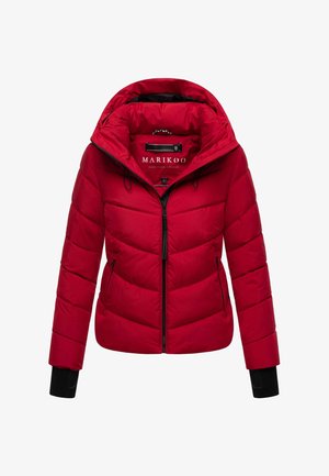 Röd vadderad jacka med dragkedja framtill, justerbar huva och elastiska ärmslut. Har sidofickor och en slät tygstruktur.