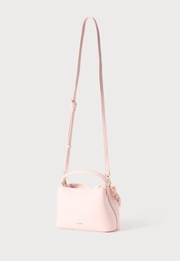 Rosa Ledertasche mit abnehmbarem Riemen, minimalistischem Design, goldfarbenen Metallakzenten und kleinem oberem Griff.
