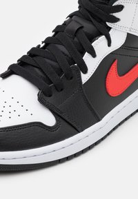 Jordan AIR JORDAN 1 MID - Sapatilhas de cano alto - black/chile red/white