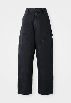 Sorte denim bredbukser med høy livlinje, to store frontlommer og kneppestang i midjen. Glatt tekstur, uformelt design.