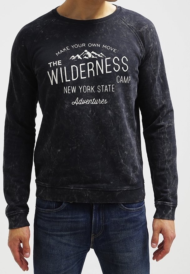 Felpa nera con tessuto strutturato, scollatura rotonda e maniche lunghe. Grafica bianca "Wilderness Camp New York State" con design di montagna.