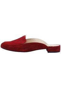 Rote Wildleder-Slipper mit abgerundeter Zehenpartie und niedrigem Blockabsatz. Glatte Innenauskleidung, minimale Nähdetails im Obermaterial.