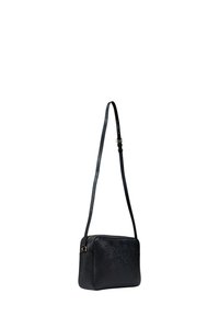 Borsa a tracolla in pelle nera con forma rettangolare, tracolla regolabile e chiusura con zip. Texture liscia con un leggero lucido.