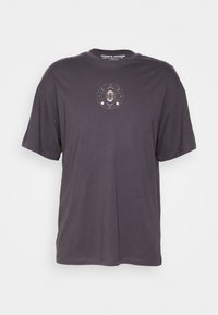 Graues Baumwoll-T-Shirt mit Rundhalsausschnitt und kurzen Ärmeln. Auf der Vorderseite ist ein kreisförmiges grafisches Design mit himmlischen Elementen aufgedruckt.