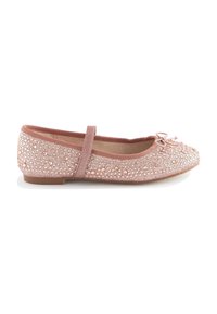 Bailarina en suave tela rosa con brillantes adornos de strass, un lazo decorativo y una banda elástica para un ajuste seguro.
