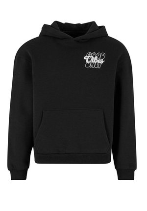 Sort hættetrøje med forlommeslume, der har teksten "GOOD VIBES ONLY" i hvid grafisk skrift på den øverste venstre side.
