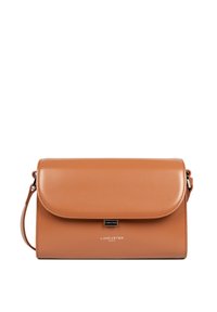 Sac bandoulière en cuir tan avec une finition lisse, fermeture à rabat et logo en relief. Il dispose d'une bandoulière amovible pour un port polyvalent.