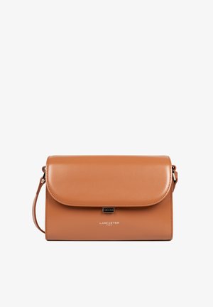 Sac bandoulière en cuir tan avec une finition lisse, fermeture à rabat et logo en relief. Il dispose d'une bandoulière amovible pour un port polyvalent.