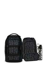 Conjunto de mochila negra que incluye una mochila grande, una bolsa de cordón, un estuche para lápices y una botella de agua, todo con patrones abstractos grises sobre material negro.