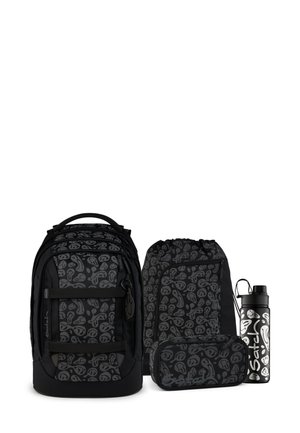 Schwarz-Rucksack-Set mit einem großen Rucksack, einem Zugbeutel, einem Federmäppchen und einer Wasserflasche, alle mit grauen abstrakten Mustern auf schwarzem Material.