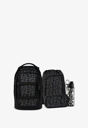 Schwarz-Rucksack-Set mit einem großen Rucksack, einem Zugbeutel, einem Federmäppchen und einer Wasserflasche, alle mit grauen abstrakten Mustern auf schwarzem Material.