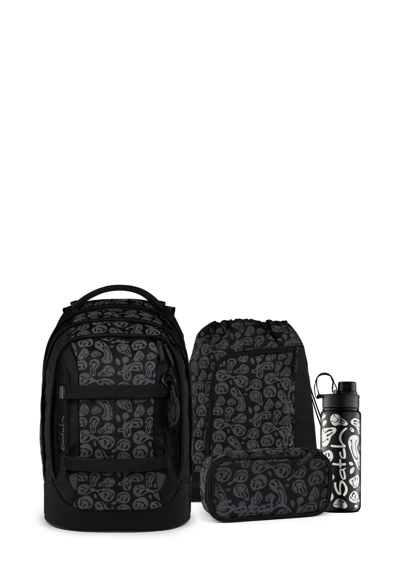 Conjunto de mochila negra que incluye una mochila grande, una bolsa de cordón, un estuche para lápices y una botella de agua, todo con patrones abstractos grises sobre material negro.