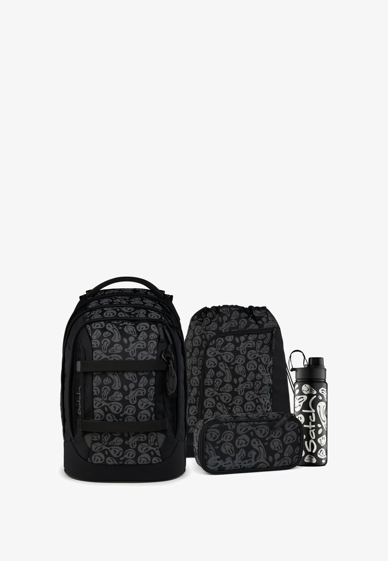 Conjunto de mochila negra que incluye una mochila grande, una bolsa de cordón, un estuche para lápices y una botella de agua, todo con patrones abstractos grises sobre material negro.