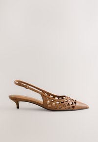 Chaussure à talon kitten en cuir marron avec bride arrière, bout pointu et motif ajouré à découpes en treillis sur la tige.