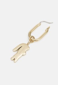 Cercei de culoare aurie, cu un charm în formă de iepure, fabricați din metal cu o finisare netedă. Include un design cu închidere tip clemă cu un cârlig de culoare argintie.