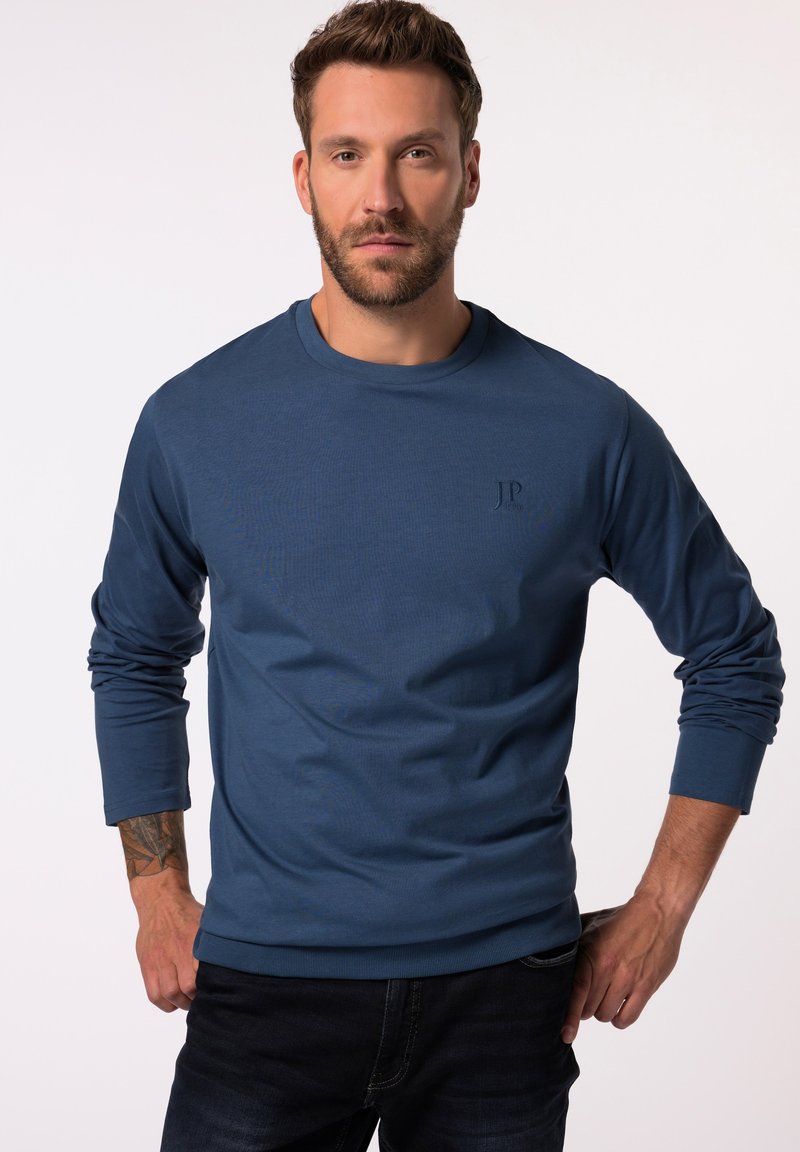 Felpa blu navy a maniche lunghe con collo a giro, caratterizzata da un logo in rilievo discreto sul petto, realizzata in un tessuto morbido e confortevole.
