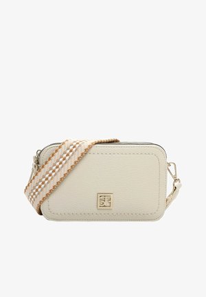 Jasnobeżowa skórzana torebka przez ramię o fakturowanej powierzchni, z plecionym paskiem w kolorze kremowym i brązowym oraz złotym metalowym logo.