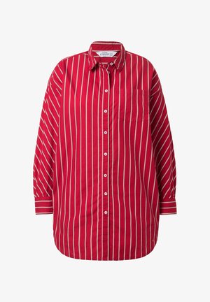 Punainen pitkähihainen nappipaita, jossa valkoiset pystysuorat raidat, yksittäinen rintatasku ja klassinen kaulus.