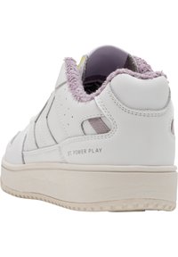 Hvide sneakers med en tekstureret lilla krave og neutrale grå detaljer. Har en polstret sål og logo på siden.