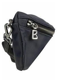 Marinblå nylontriangeltaske med silverdetaljer, som har dragkedjestängning och justerbar rem. Strukturerad yta med en stilren design.