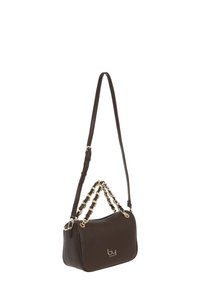 Borsa a spalla in pelle marrone con un'accento in catena dorata. Forma arrotondata e tracolla regolabile. Presenta il logo impresso sulla parte anteriore.