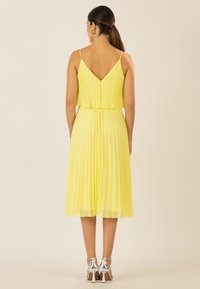 Apart KURZES PLISSEE - Freizeitkleid - vanilla