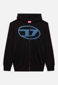 Μαύρο φούτερ με φερμουάρ και μπλε λογότυπο με φθορές στο μπροστινό μέρος, διαθέτει κουκούλα με κορδόνι και μπροστινές τσέπες. Καθημερινής χρήσης, με απαλό ύφασμα.