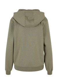 Olivengrønn hettegenser, mykt sweatshirtmateriale, frontlommer, ribbestrikkede mansjetter og hem, avslappet passform, har hette med snøring.
