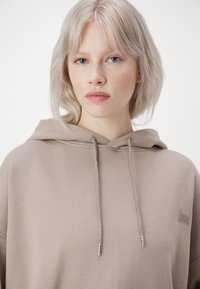 Alpha Industries ESSENTIALS HOODY - Sudadera - vintage sand