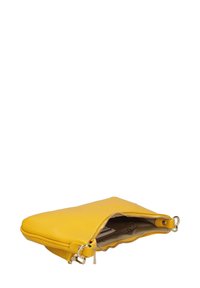 Geel leren clutch met een textuur afwerking, met rits sluiting en een binnenzak. Plat ontwerp met metalen hardware accenten.
