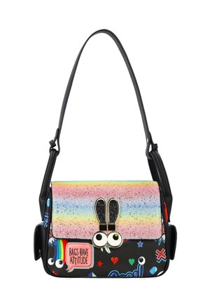 Czarna torebka na ramię z klapką ozdobioną brokatem w kolorach tęczy, z zapięciem w kształcie kreskówkowych oczu i uszu, kolorowymi motywami w stylu pop art oraz dymkiem z napisem „Torebki mają charakter.”