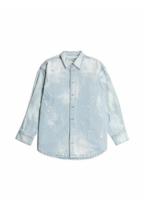 Blauw-wit gestreepte blouse met lange mouwen, voorzien van een knoopsluiting aan de voorkant, een kraag en een vervaagd wolkenpatroon op de stof.