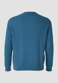 Niebieski sweter o fakturze z diamentowym wzorem dzianiny, okrągłym dekoltem oraz ściągaczami na mankietach i dole. Wykonany z miękkiego, elastycznego materiału.