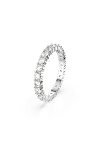 Evighetsring av polerat vitguld, prydd med runda klara ädelstenar jämnt fördelade runt bandet för en kontinuerlig design.