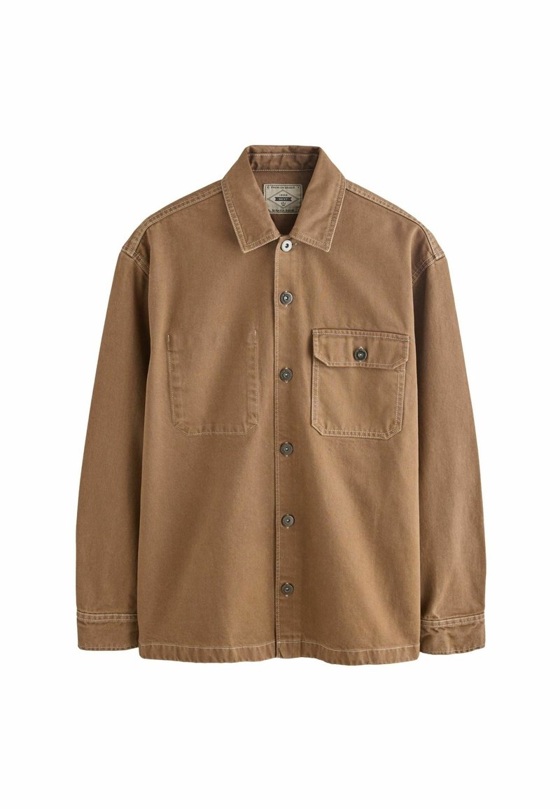 Chemise marron à boutons avec col, une poche poitrine boutonnée à gauche et des coutures visibles sur les manches et les épaules.