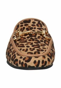 Leopardprint platte schoen gemaakt van textiel met een gladde afwerking. Voorzien van een gouden kettingaccent aan de voorkant en een donkere zool.