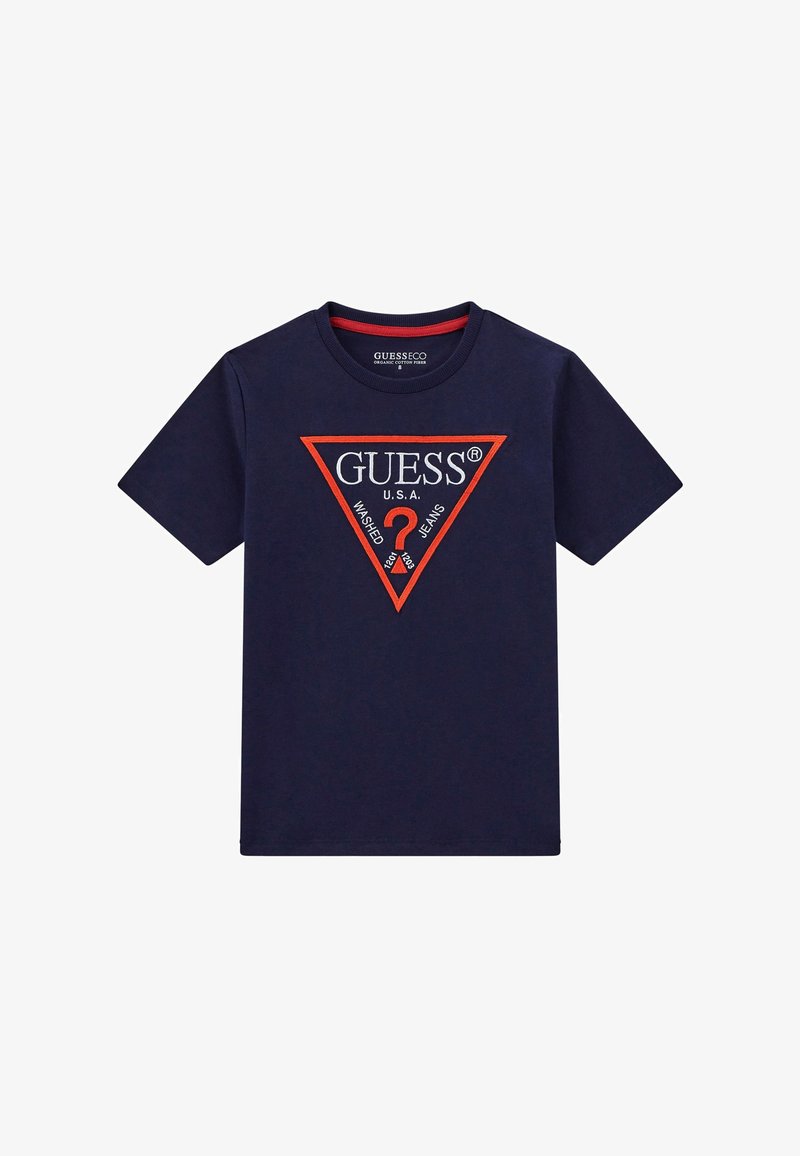 Jūras zila kokvilnas t-krekls ar īsām piedurknēm, priekšpusē ar sarkanu un balta trīsstūra logotipu un tekstu "GUESS U.S.A."