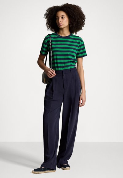 Polo Ralph Lauren STRIPED COTTON JERSEY CREWNECK TEE - Camiseta estampada - scarab green/refined navy