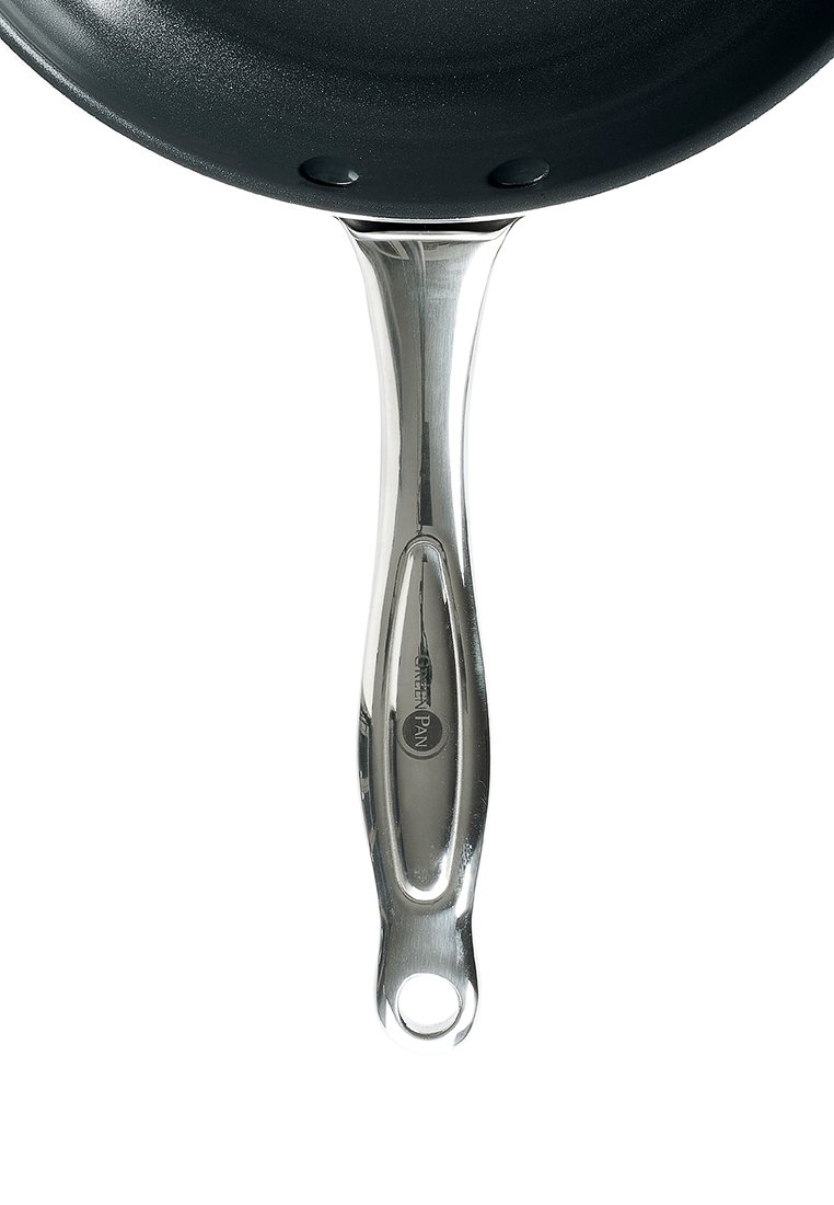 Anti-aanbak zwarte koekenpan met een gepolijste roestvrijstalen handgreep. De handgreep heeft een gebogen vorm en een gat om op te hangen.