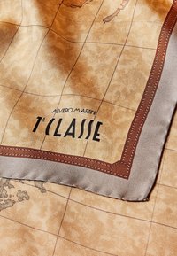 Foulard di seta con design della mappa del mondo in calde tonalità beige, bordato con una cornice marrone e decorato con linee a griglia e branding.