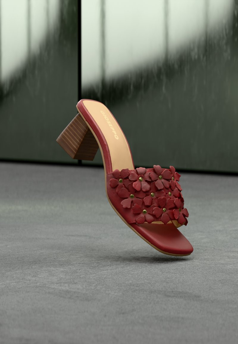 Κόκκινο ανοιχτό πέδιλο με χοντρό τακούνι, διακοσμημένο με τρισδιάστατες ανθισμένες εφαρμογές στο λουράκι.