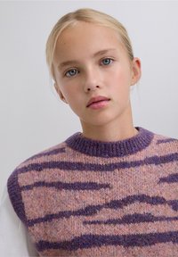 Jersey sin mangas tejido en rosa con franjas abstractas moradas, con cuello redondo acanalado y textura suave.