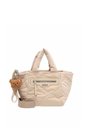 Sac à main matelassé beige avec poignées courtes, poche avant zippée, bandoulière amovible et un petit porte-clés ours en peluche marron attaché.