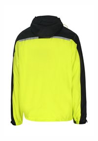 Høj-synlig jakke med en fluorescerende gul krop, sorte ærmer og reflekterende stribning over skuldrene og på ryggen.