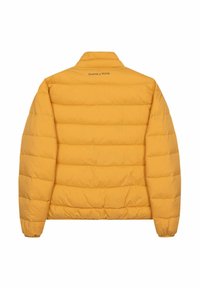 Chaqueta acolchada amarilla con un diseño de guateado, que presenta un alto cuello y el nombre de la marca impreso en la parte posterior. Textura suave, sin hardware visible.