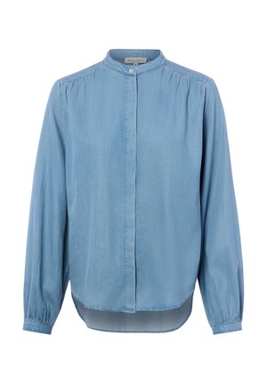 Blouse bleu clair à manches longues avec col montant, patte de boutonnage cachée, épaules froncées et ourlet arrondi plus long à l'arrière.